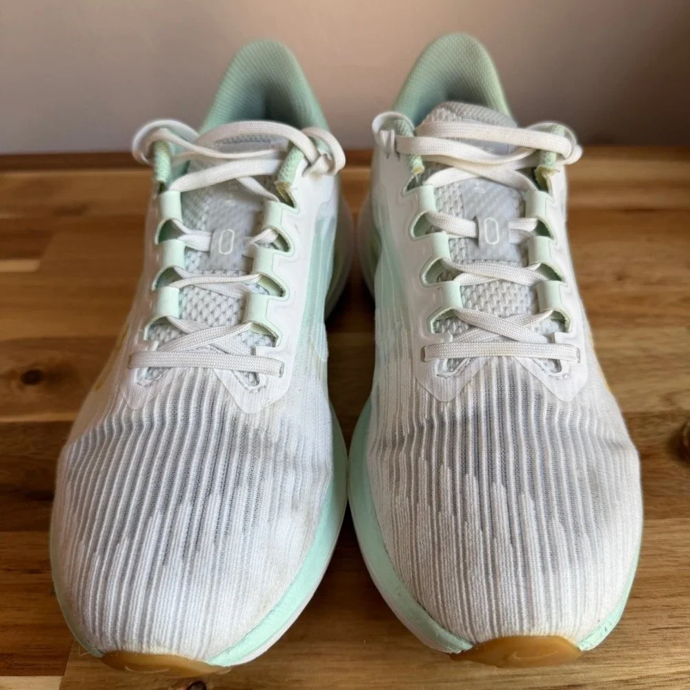 Nike Air Winflo 9 in White Barely Green